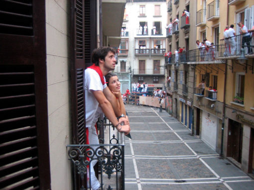 PamplonaFiesta.com - Balcony spot in Estafeta